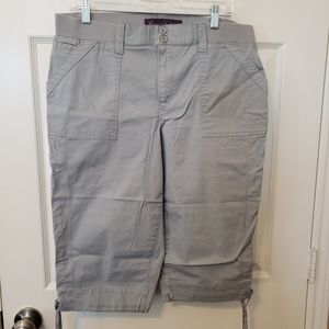 Gloria Vanderbilt gray capris.